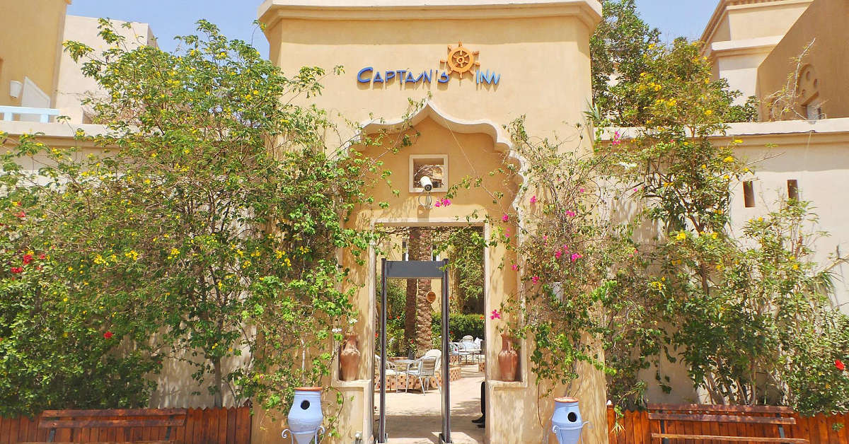 Een foto van de buitenkant van Captain's Inn Hotel