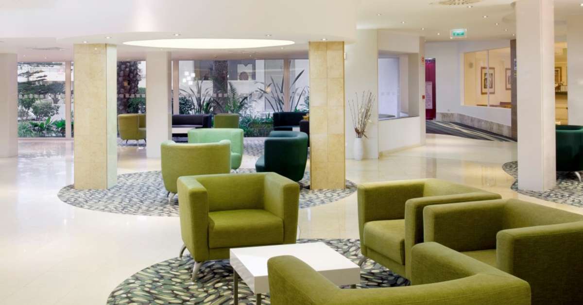 Een foto van het interieur van Holiday Inn Algarve Armacao de Pera