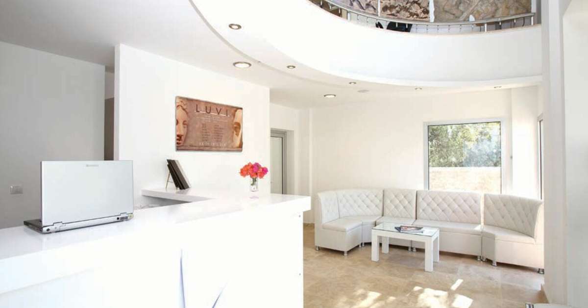 Een foto van het interieur van Costa Luvi Hotel