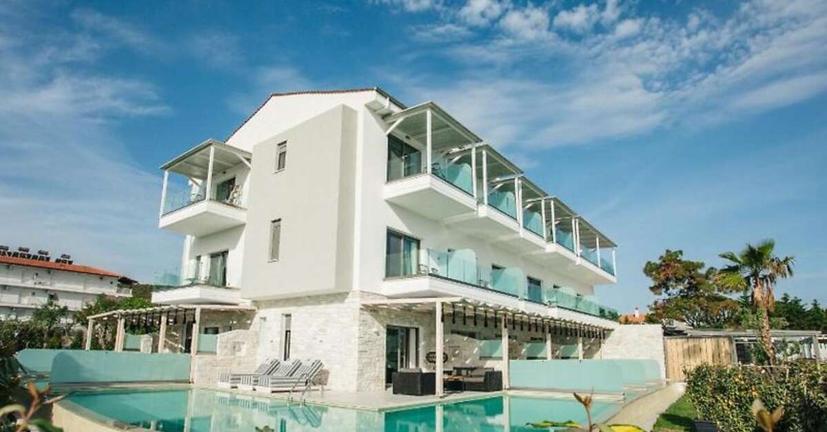 Ein Foto vom Pool im Blue Carpet Luxury Suites