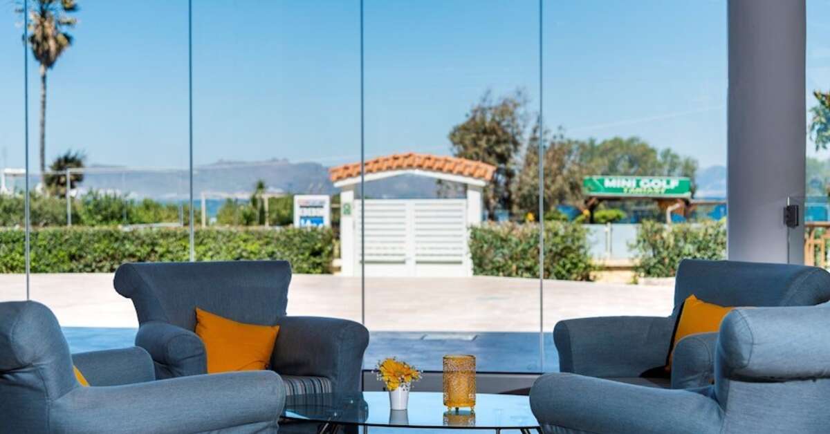 Een foto van het interieur van Niriides Beach Hotel