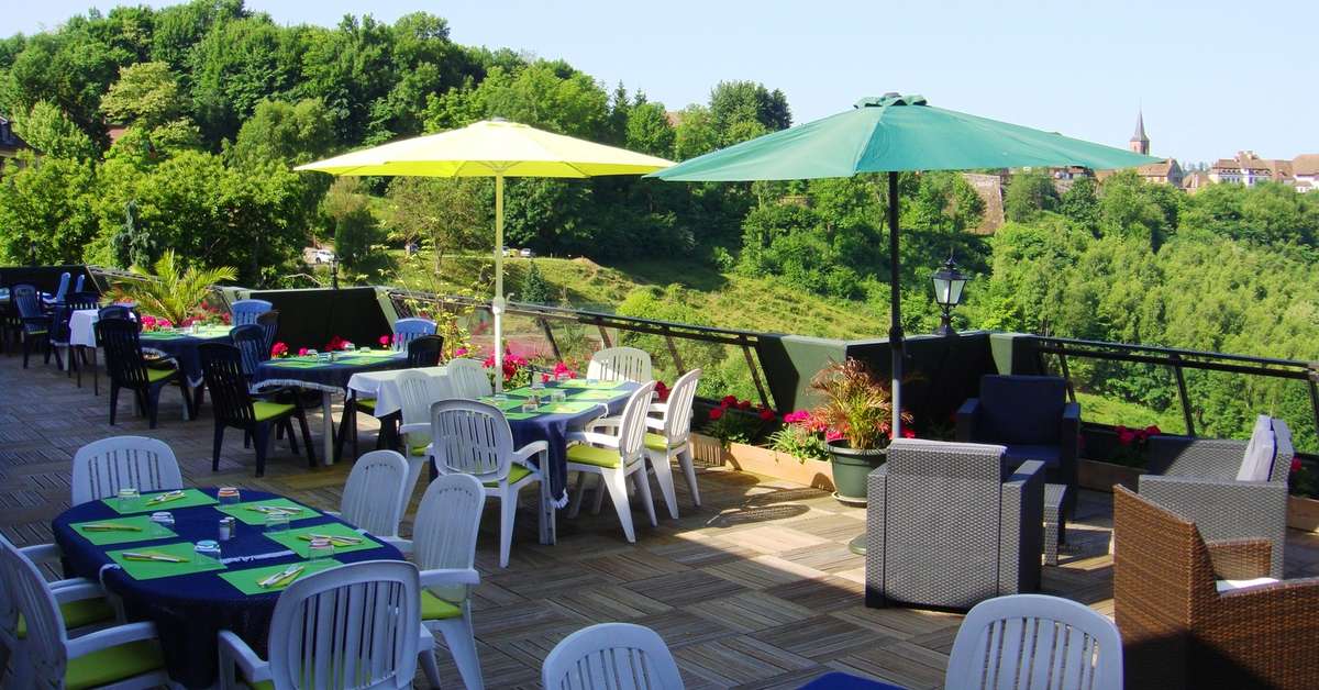 Een foto van het terras bij Hotel Aux Trois Roses