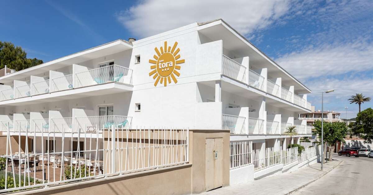 Een foto van de buitenkant van Hotel Tora