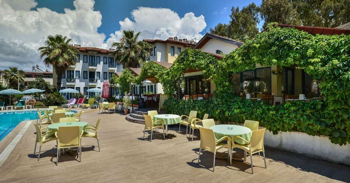 Een foto van het terras bij Bezay Hotel