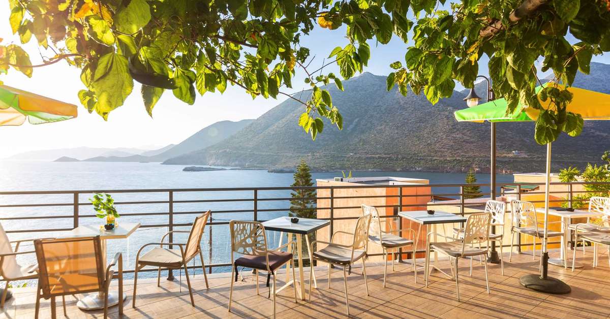 Ein Foto von der Terrasse im Ormos Atalia Village