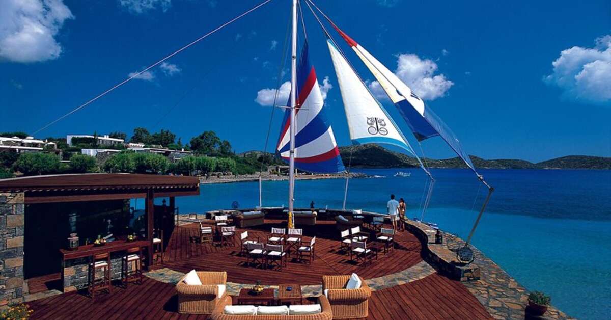 Een foto van het terras bij Elounda Bay Palace