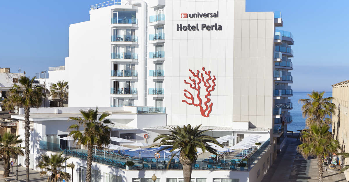 Een foto van de buitenkant van Universal Hotel Perla