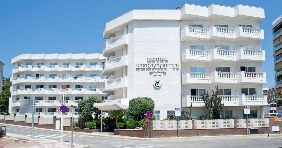 Een foto van de buitenkant van Hotel Bernat II