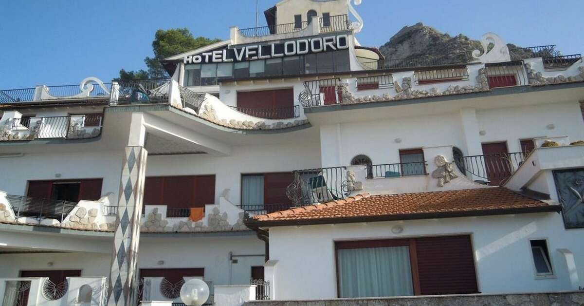 Een foto van de buitenkant van Hotel Vello d'Oro