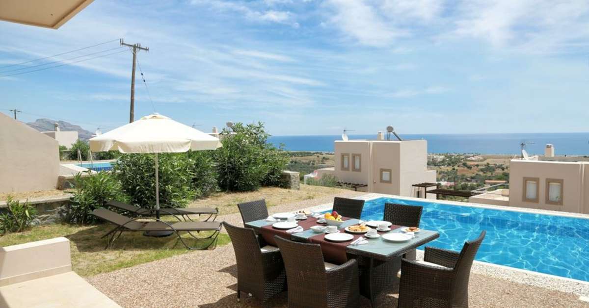 Een foto van het zwembad bij Athoniki Villas
