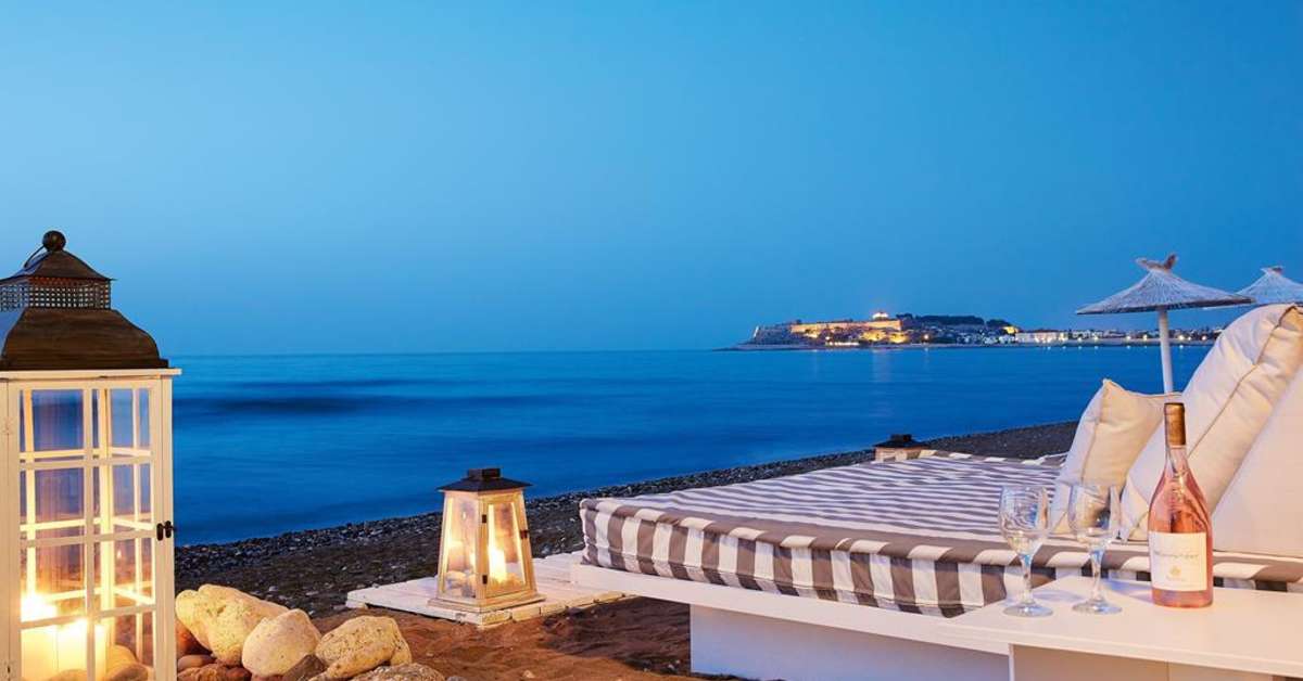 Een foto van het terras bij Petradi Beach Lounge Hotel