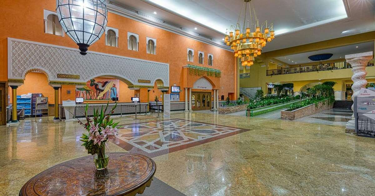Een foto van het interieur van Playacalida Hotel