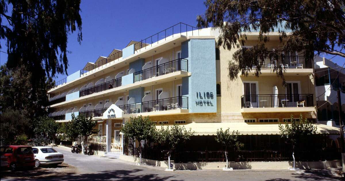 Een foto van de buitenkant van Hotel Ilios
