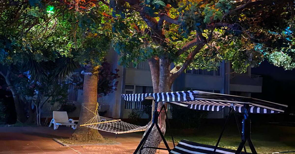 Een foto van het terras bij New Garden Luna Side Aparthotel