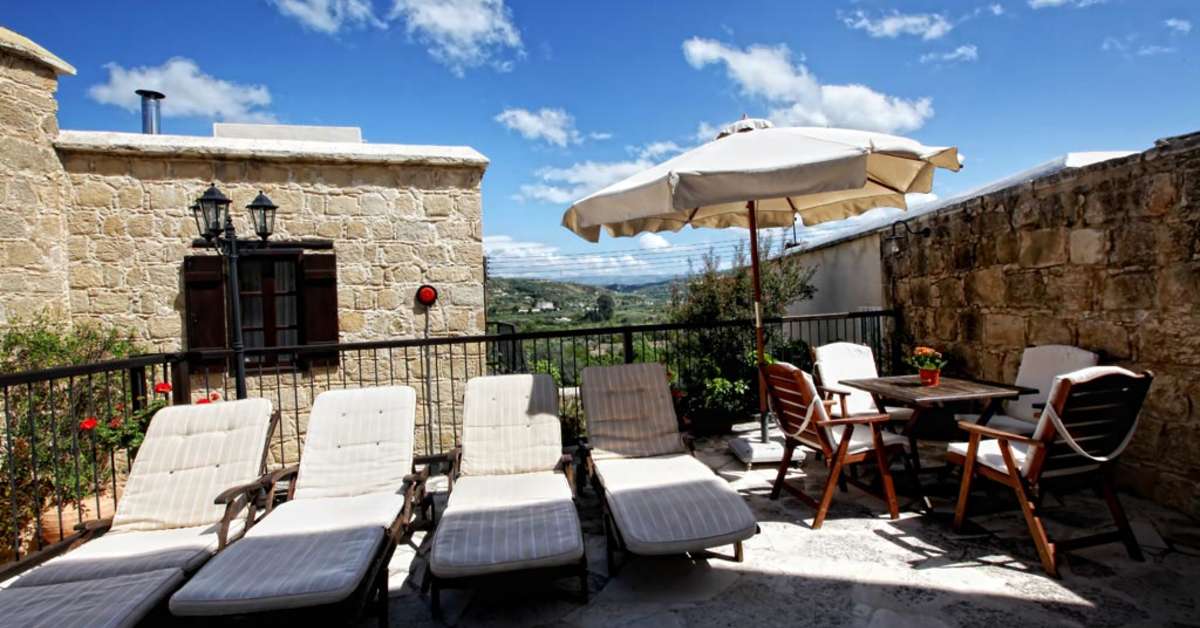 Een foto van het terras bij Leonidas Village Houses