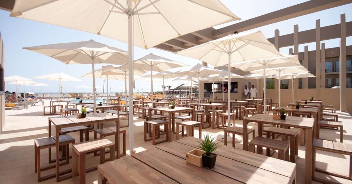 Een foto van het terras bij Hotel Oasis Salinas Sea