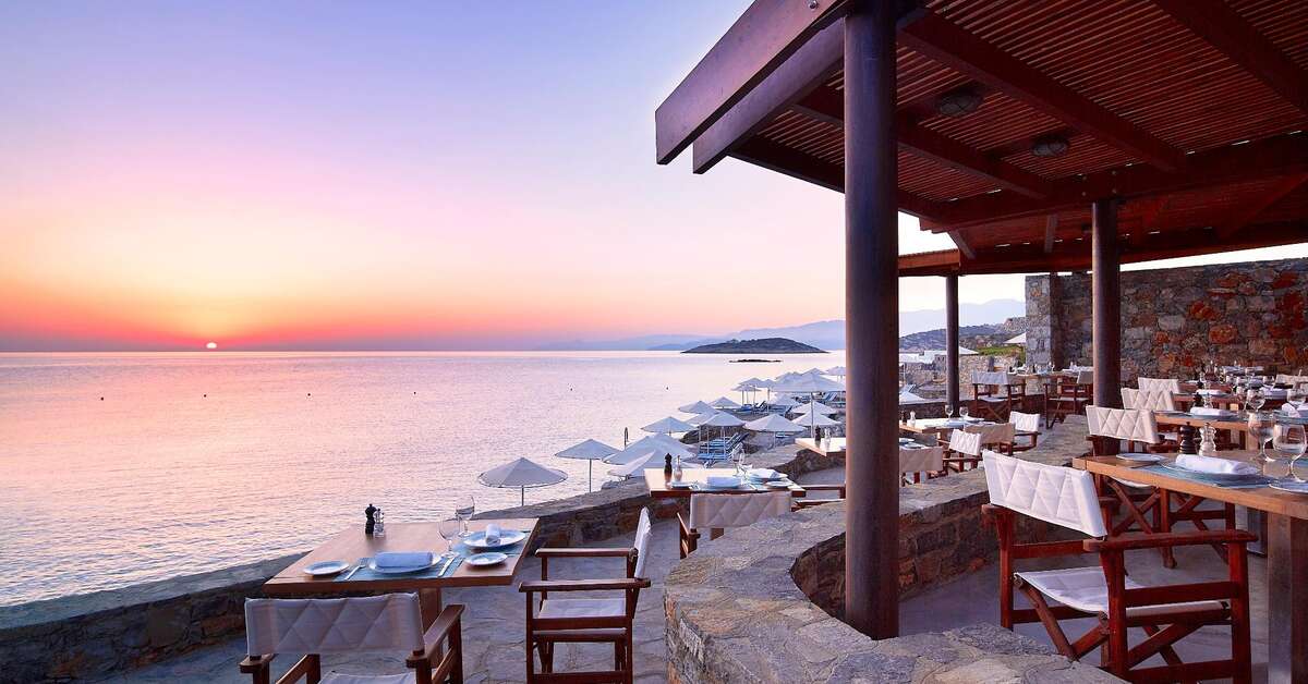 Een foto van het terras bij St. Nicolas Bay Resort