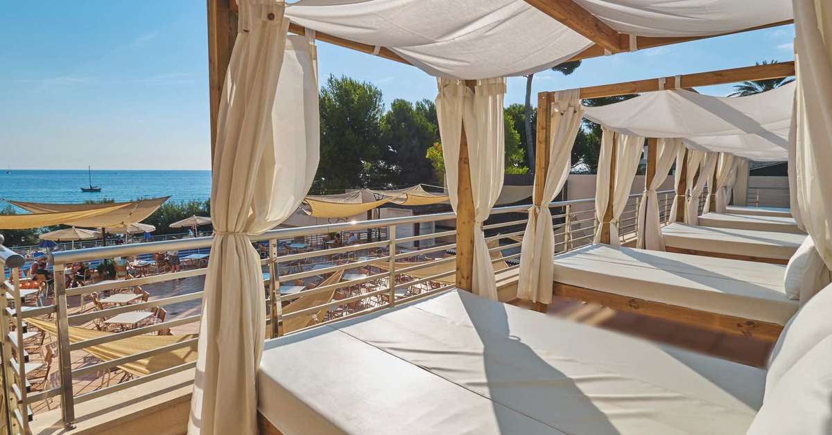 Een foto van het terras bij Hotel Na Forana