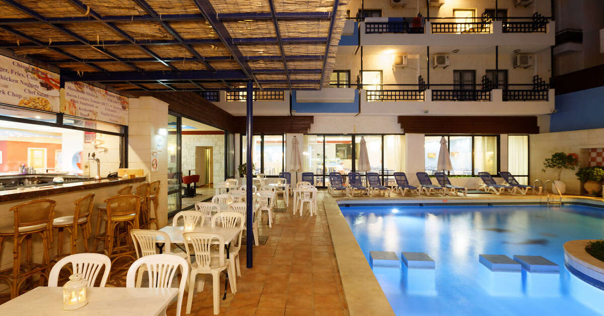 Een foto van het terras bij Agrabella Hotel