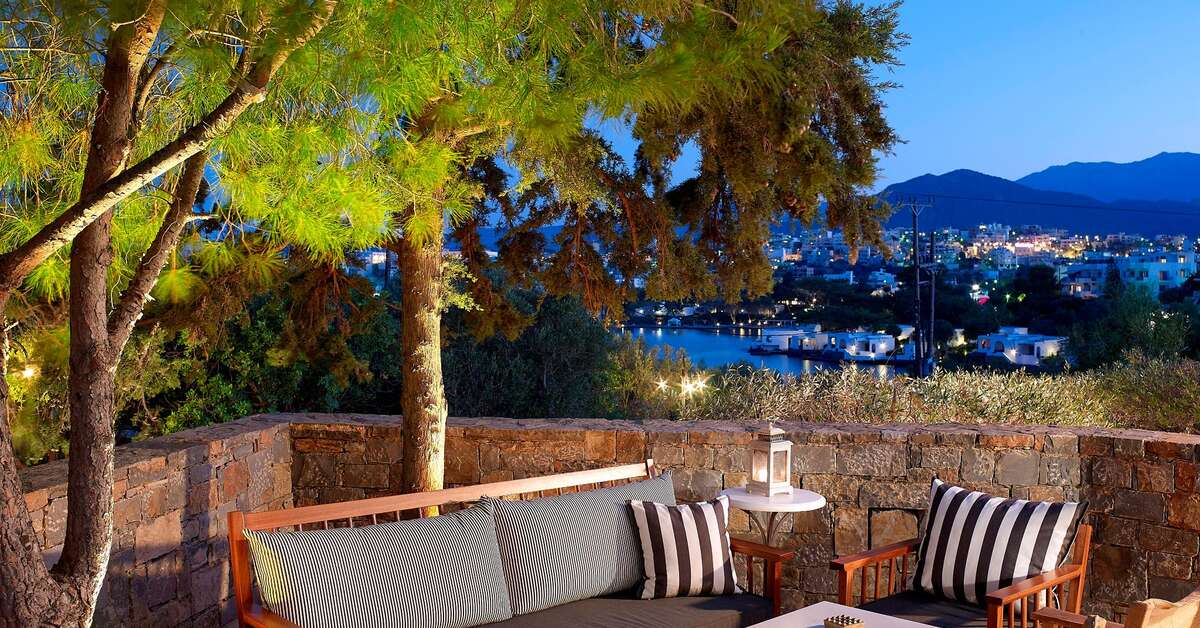 Een foto van het terras bij St. Nicolas Bay Resort