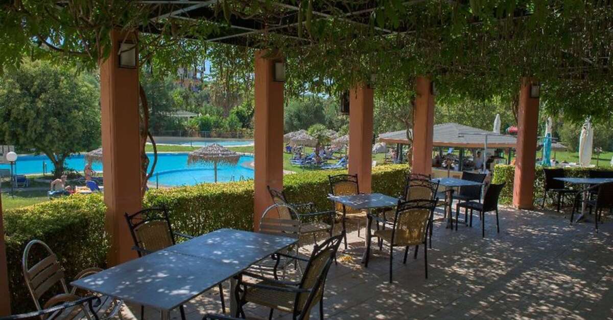 Een foto van het terras bij Century Resort Corfu