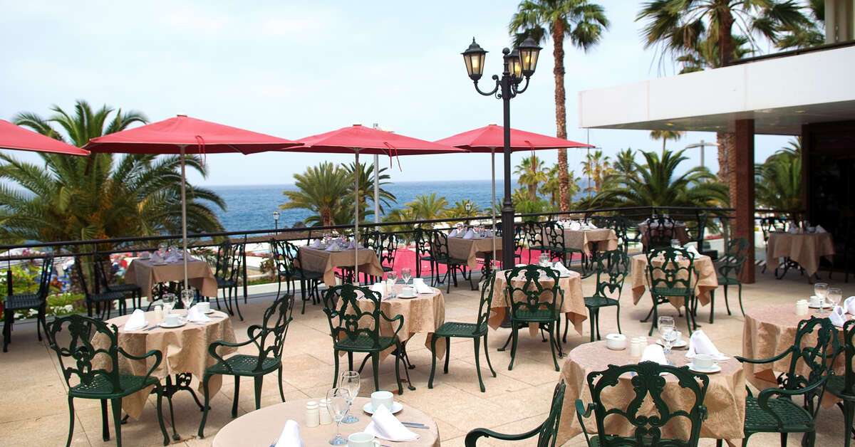 Een foto van het terras bij Hotel Valle Mar