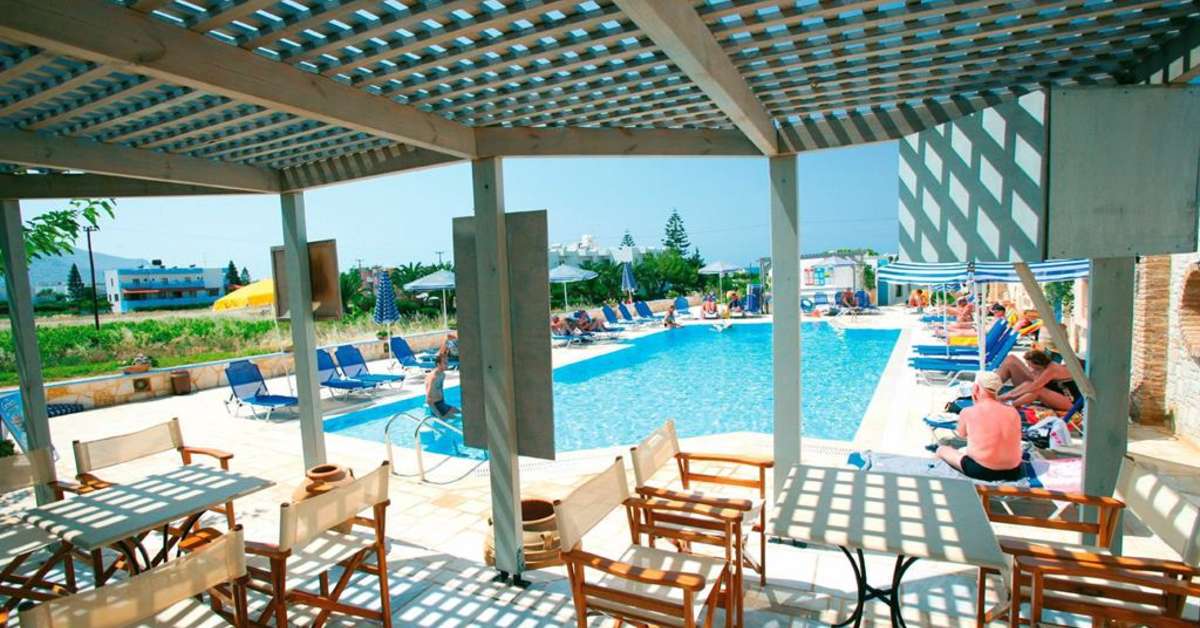 Ein Foto von der Terrasse im Golden Bay Hotel