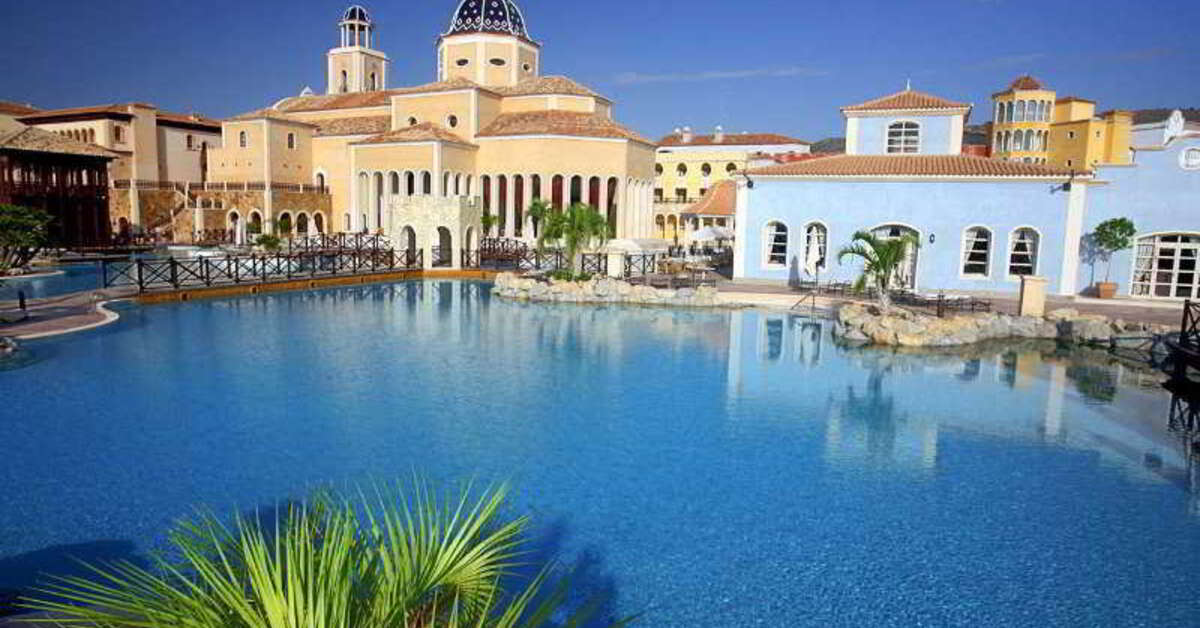 Een foto van het zwembad bij Melia Villaitana