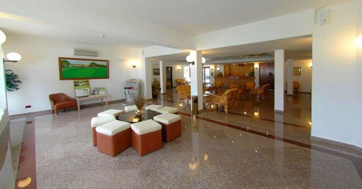 Een foto van het interieur van Aparthotel do Golfe