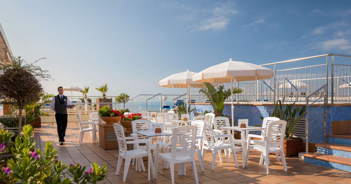 Een foto van het terras bij H-Top Pineda Palace