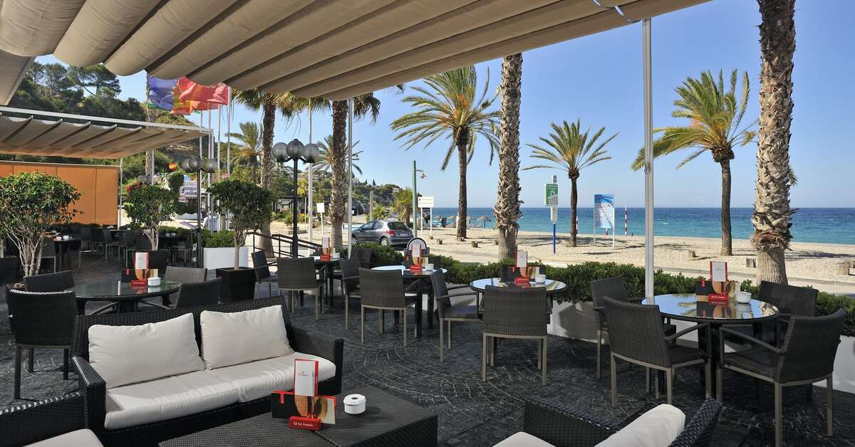 Een foto van het terras bij Sol Los Fenicios