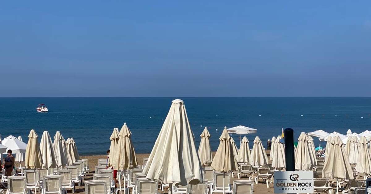 Een foto van het strand bij Side Golden Rock Hotel
