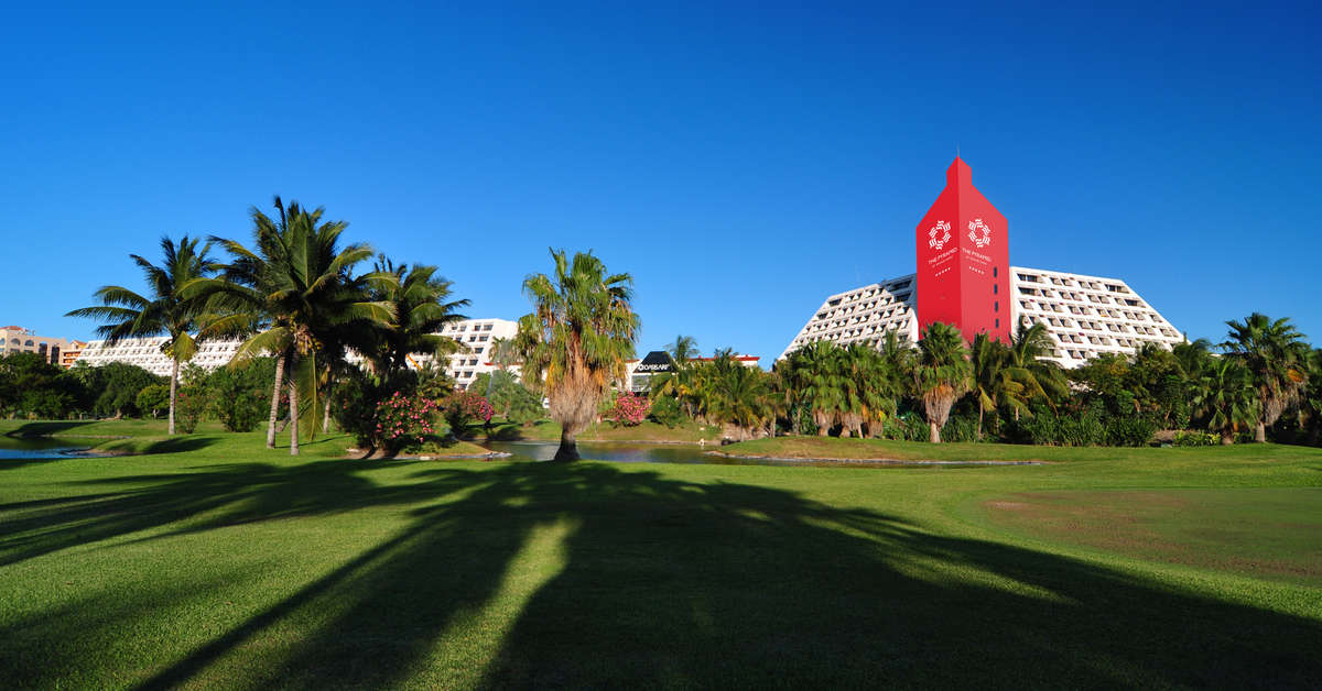Een foto van de buitenkant van The Pyramid At Grand Oasis