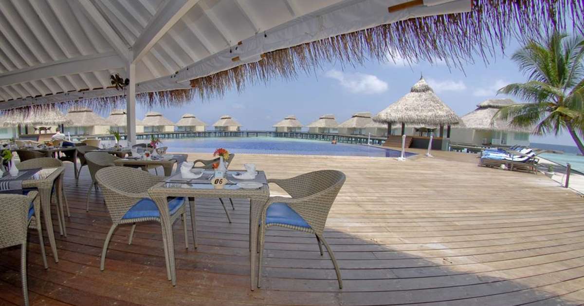 Een foto van het terras bij Ellaidhoo Maldives by Cinnamon
