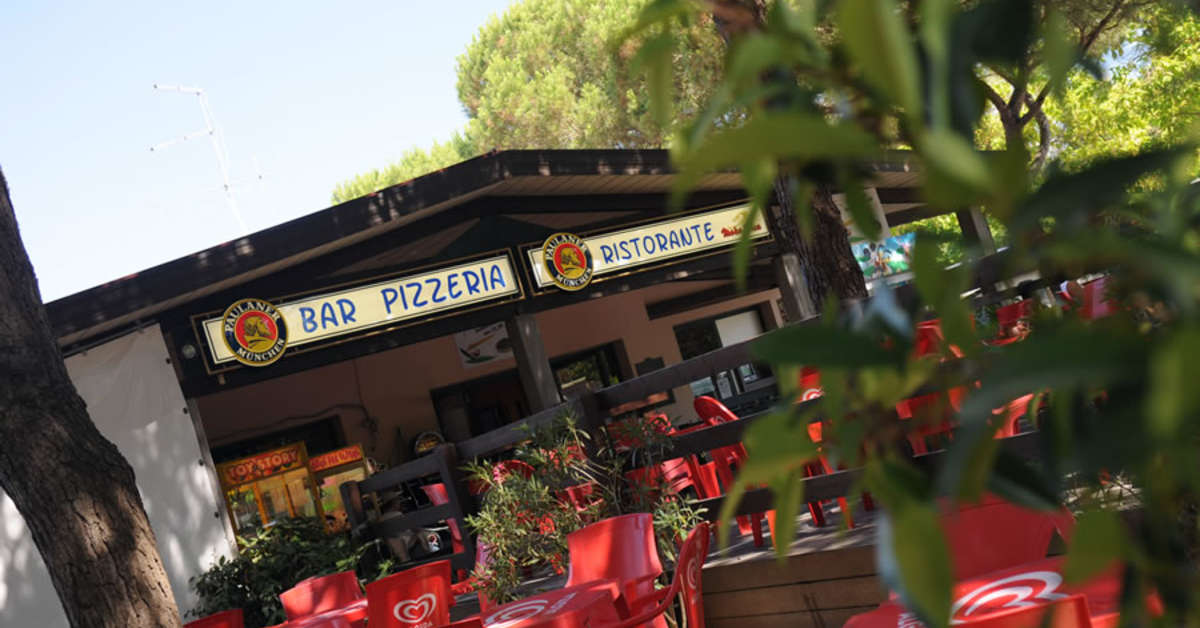 Een foto van het terras bij Camping Cesenatico Village