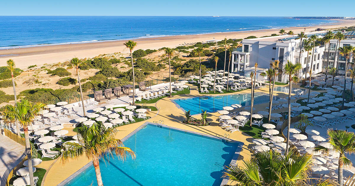Een foto van het zwembad bij Hipotels Barrosa Park