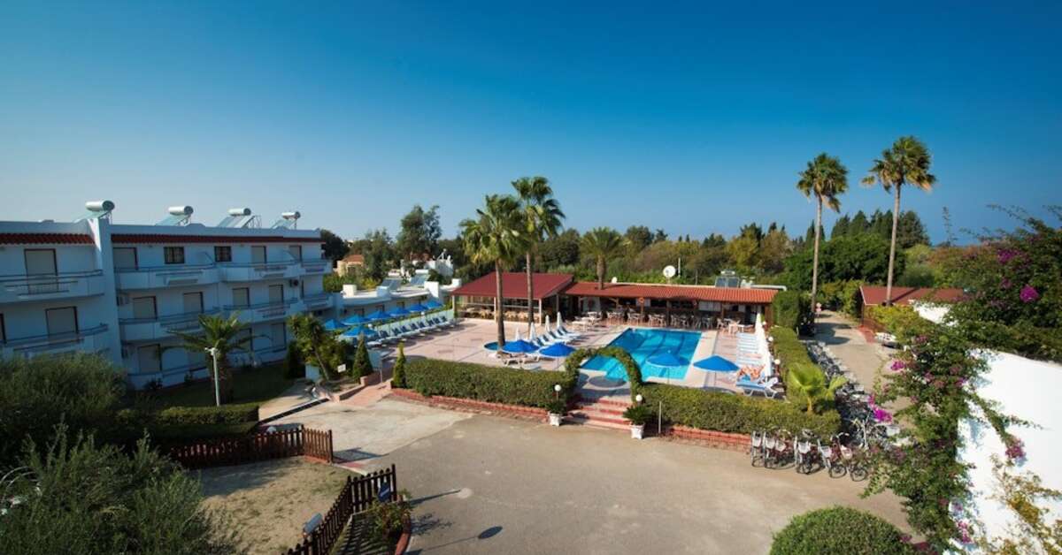 Ein Foto vom Pool im Sandy's Studios & Log Villas