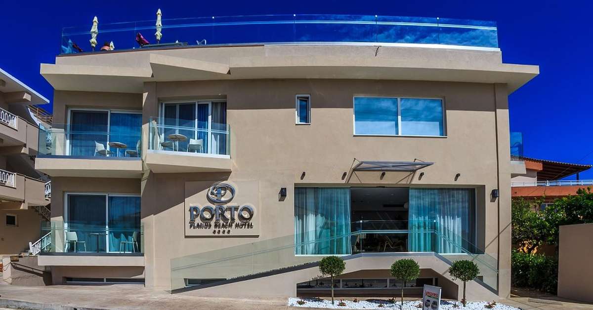 Ein Foto von der Außenansicht des Porto Planos Beach Hotel