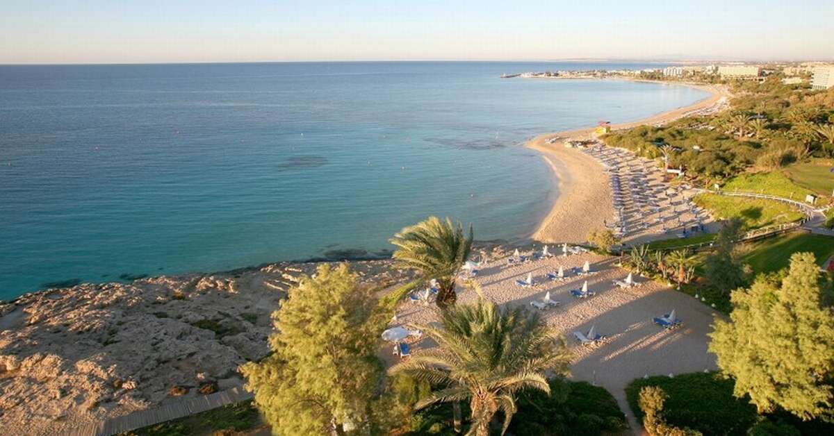 Een foto van het strand bij Grecian Sands Hotel