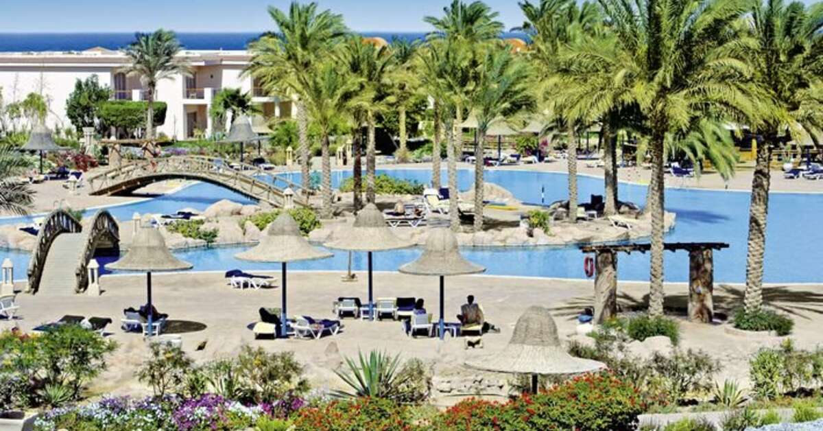 Een foto van het zwembad bij Parrotel Beach Resort