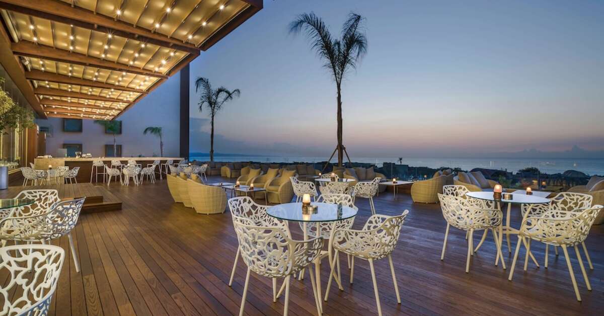 Een foto van het terras bij Concorde Luxury Resort