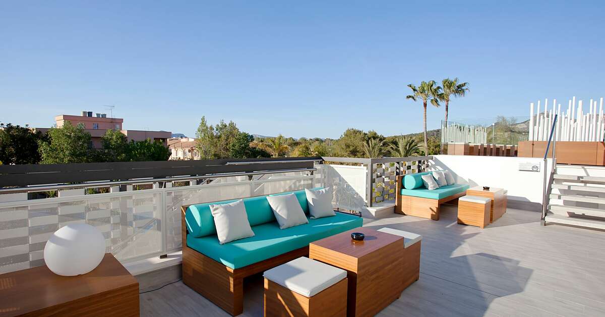 Een foto van het terras bij Hotel Bahia De Alcudia