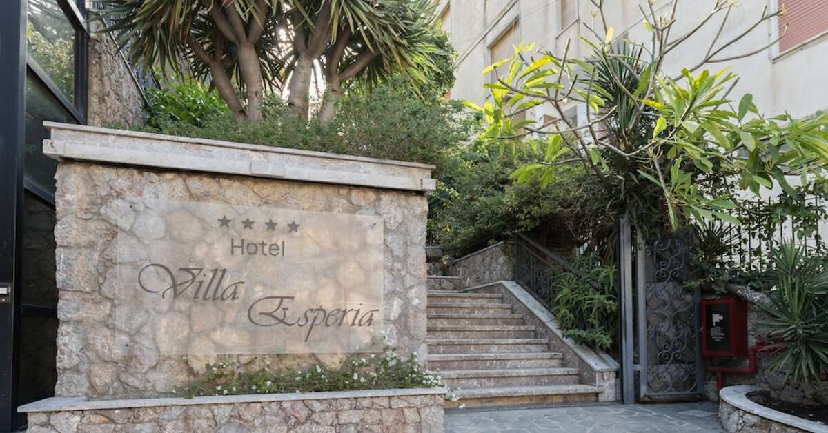 Een foto van de buitenkant van Hotel Villa Esperia