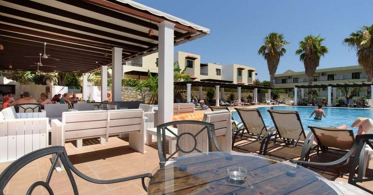 Een foto van het terras bij Pefkos Village Resort