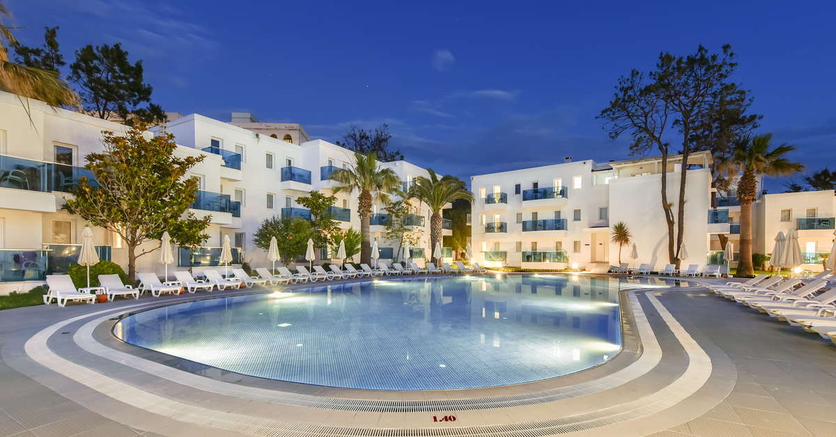 Een foto van het zwembad bij Le Bleu Hotel & Resort