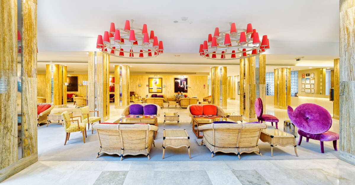 Een foto van het interieur van Bull Hotel Reina Isabel & Spa