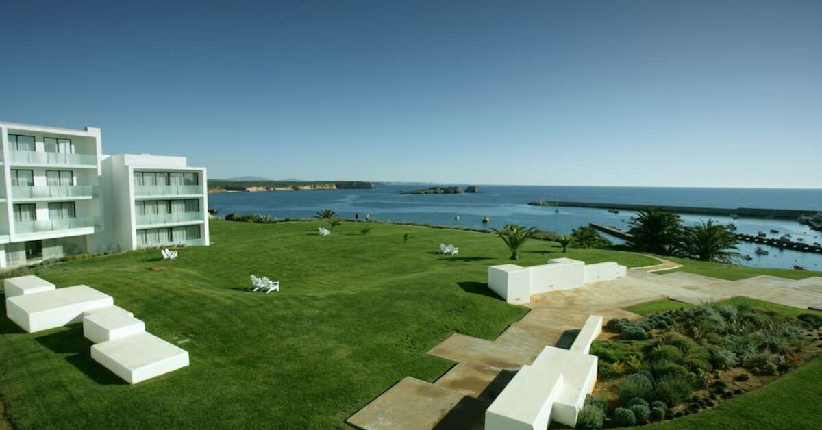 Een foto van het terras bij Memmo Baleeira Hotel