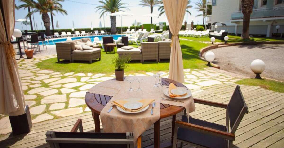 Een foto van het terras bij Hotel Subur Maritim