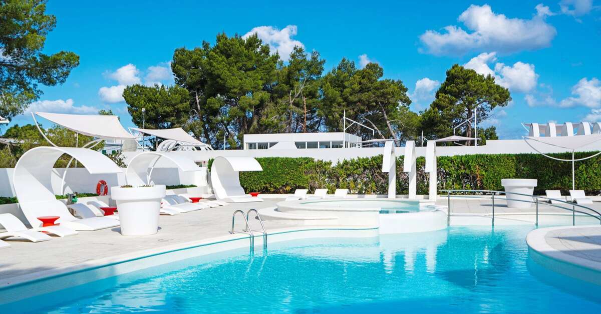Een foto van het zwembad bij THB Naeco Ibiza