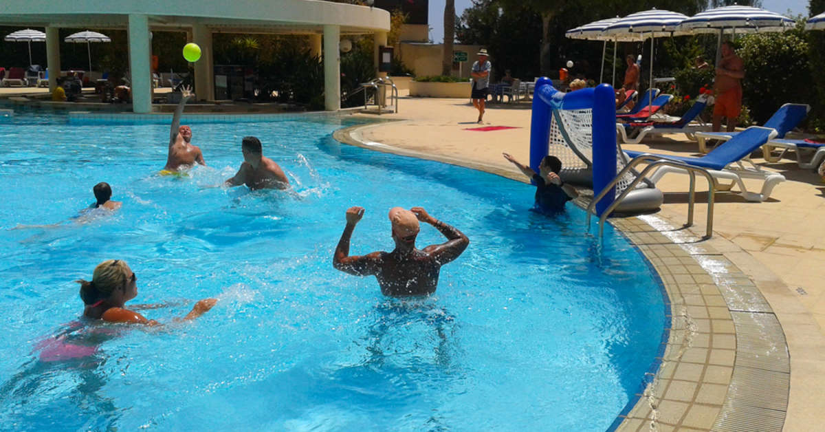 Een foto van het zwembad bij St. Raphael Resort
